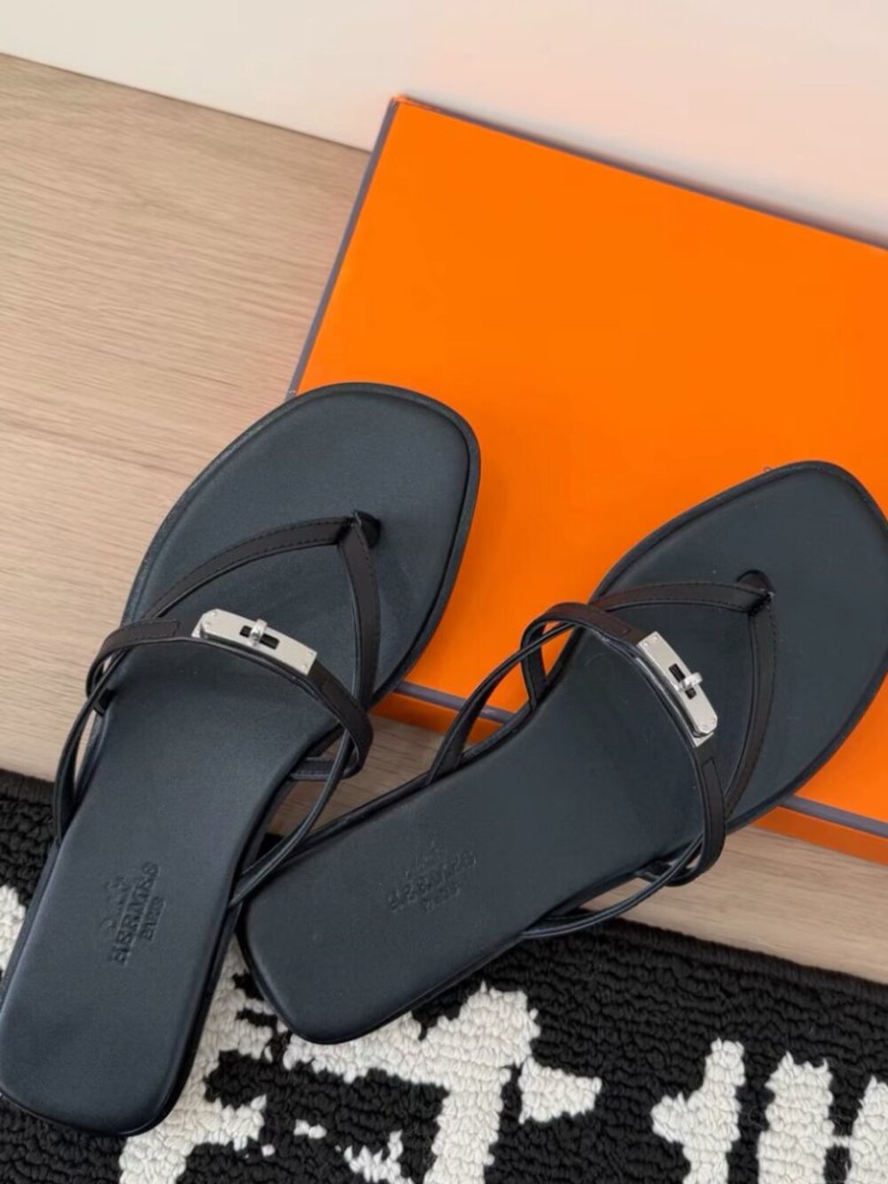 Hermès Black Square Toe Kelly Buckle Thong Flat Sandals - Picture 4 of 6